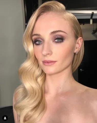 Mlada Sophie Turner nedavno je postala mama te uživa u obiteljskom životu, a priznala je kako je u tinejdžerskim danima imala "crush" na Matthewa Perryja kojeg je svaki dan viđala u lokalnom supermarketu pored kojeg su oboje živjeli. Nabacivala mu se i potajno nadala da će ju pozvati na spoj, no to se nikada nije dogodilo. 