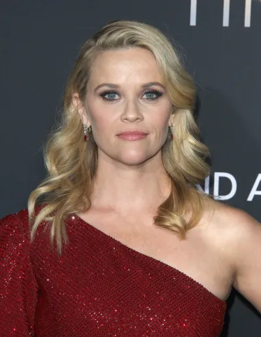Preslatka oskarovka i "Plavuša s Harvarda", Reese Witherspoon, kao djevojka je bila zaljubljena u Johnnyja Deppa. Priznala je kako je izrezivala njegove slike iz časopisa te da je imala cijelu bilježnicu oblijepljenu njegovim fotografijama no da mu kasnije nikada nije priznala tu svoju mladenačku zaluđenost. 