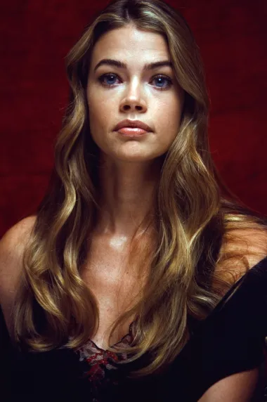 Denise Richards, manekenka i glumica koja je najslavnija po svom propalom braku s Charlie Sheenom, glumila je Bond djevojku 1999. te time napravila prekretnicu u karijeri. Nakon što je postala Bond djevojka svi su je počeli doživljavati seks simbolom. 