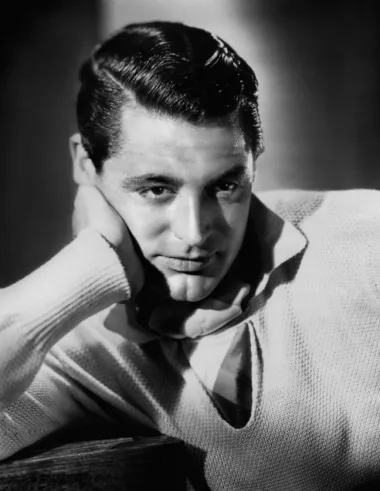 Legenda holivudskog filma, neponovljivi Cary Grant, počeo je glumiti 1930-ih, da bi najveće uspjehe u karijeri ostvario 1940-ih i 1950-ih. Godine 1970. nagrađen je specijalnim Oscarom za doprinos filmskoj umjetnosti, a najviše ga pamtimo po filmu "Sjever-sjeverozapad".