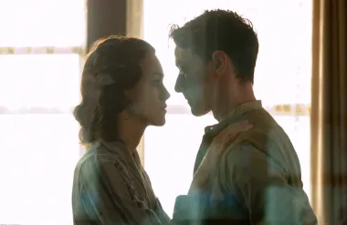 Britanski film "Okajanje" ostao je zapamćen kao film sjajne glazbe, scenografije i kostimografije, ali i kao film u kojem je Keira Knightley odglumila ulogu svog života. Posebno je ostala zapamćena scena seksa u knjižnici u kojoj ona nosi prekrasnu zelenu svilenu haljinu koju se smatra jednom od najljepših filmskih haljina svih vremena. 