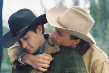 Film sa Jakeom Gyllenhaalom i Heath Ledgerom jedan je od najljepših, ali i najkontroverznijih ljubavnih filmova svih vremena, a svi ga pamtimo po romansi dvojice pastira koji svoju zabranjenu ljubav moraju skrivati cijeli život. Film ne obiluje scenama seksa, ali one koje su u njemu su itekako pamtljive. 