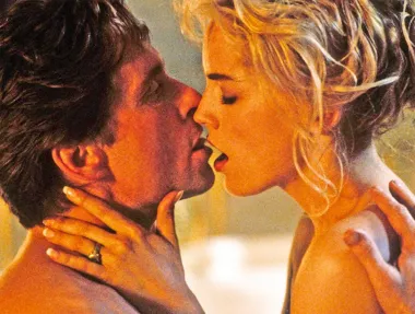 Legendarni triler "Sirove strasti" sa Michaelom Douglasom i Sharon Stone ostao je zapamćen po kultnoj sceni s malom bijelom haljinom, ali i jednim od najseksi scena vođenja ljubavi ikad snimljenih. Kada je izašao, film je bio zabranjen za sve mlađe od 18 godina, a do danas ostaje upamćen kao jako uzbudljiv. 
