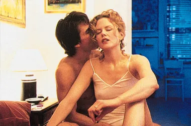 Posljednji film genijalnog Stanleyja Kubricka u kojem su glavne uloge odigrali Tom Cruise i Nicole Kidman pravo je remek-djelo. Osim sjajnog scenarija, režije i glume, pamtimo i zavodljive scene seksa između Nicole i Toma koji su u trenutku snimanja filma u stvarnom životu bili pred rastavom braka. 