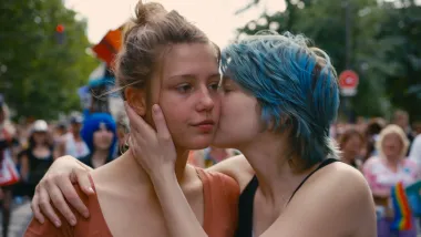 Ovaj je francuski film svojevremeno podignuo mnogo prašine zbog iznimno dugih i eksplicitnih scena seksa između dvije djevojke. Inače se radi o romantičnom ljubavnom filmu teškog i tužnog kraja koji je osvojio i publiku i kritiku. 