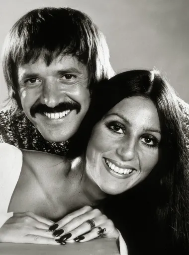 Poznati glazbenik i bivši muž legendarne Cher, Sonny Bono, preminuo je na neobičan način. Naime, života ga je koštalo skijanje. Dok je zimovao na jezeru Tahoe skijao je po dobro održavanoj stazi i odjednom s nje skrenuo, lupio glavom u drvo i ostao na mjestu mrtav. Sumnjalo se da je u trenutku smrtio bio pod utjecajem opijata no obdukcija je pokazala da to nije bilo tako. 