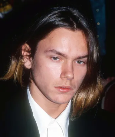 Još jedna mlada žrtva droge na ovoj listi je i glumac River Phoenix koji je pronađen mrtav kada su mu bile samo 23 godine ispred jednog holivudskog noćnog kluba. Obdukcija je pokazala da ga je života stajala smrtonosna kombinacija heroina i kokaina. 