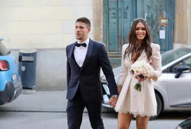 Andrej je nosio tamnoplavo odijelo s leptir mašnom 