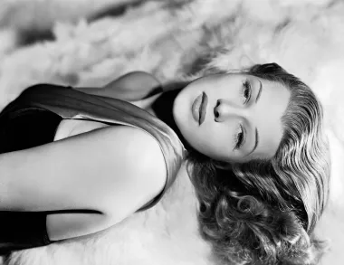 Crvenokosa zavodnica Rita Hayworth bila je poznata po svom širokom osmijehu i zavodljivom pogledu, koji se može vidjeti i na ovoj fotografiji. Smatra se jednom od najljepših žena svih vremena. 