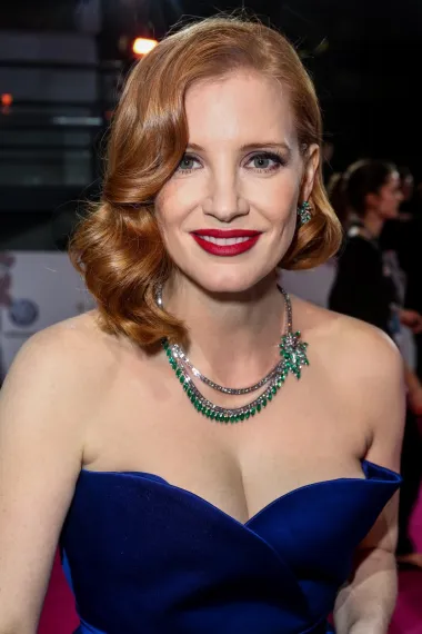 Lijepa Jessica jedna je od modernih glumica koje svojim izgledom najviše podsjećaju na dive starog Hollywooda. Njezin je porculanski ten bez premca, a prirodna crvena kosa rijetko koga ostavlja ravnodušnim. 