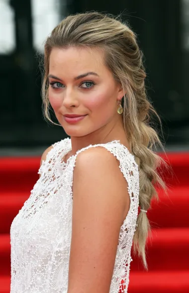 Najmlađa glumica na ovoj listi je Australka plavih očiju, 32-godišnja Margot Robbie. Margot je seks-simbol mlađe generacije, a osim što nas zadivljuje izgledom i glumom, ona je i talentirana producentica te aktivistkinja za prava žena. 