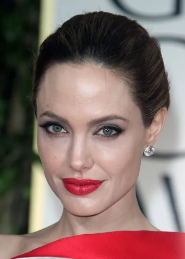 Velika Angelina Jolie, potencijalno najveća glumačka zvijezda ranog 21. stoljeća, nije se mogla ne naći na ovoj listi. Mnogi smatraju kako je ona utjelovljenje senzualnosti i seksepila, a stručnjaci tvrde i kako je njezino lice iznimno simetrično, zbog čega i je toliko privlačna. 