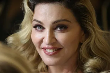 62-godišnja glazbena diva ikona je pop kulture. Madonna je cijelu svoju karijeru povlačila kontroverzne poteze - igrala se s religijom, priznala je da su je silovali, ljubila je znatno mlađe muškarce, a priznala je i kako je imala afere sa ženama. Mnogi su je osuđivali zbog provokativnog stila te nazivali netalentiranom, no ona je svojim uspjehom, i legendarnim statusom koji je stekla, svima zatvorila usta.