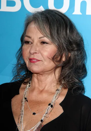Komičarka i glumica Roseanne Barr poznata je kao jedna od najekscentričnijih holivudskih dama. Nedavno se upustila u predsjedničku utrku na izborima za predsjednika SAD-a, a nebrojeno puta prije toga javno je progovarala o nametnutim rigoroznim pravilima ljepote za žene u show businessu. Iako ju mnogi smatraju pretjerano radikalnom, ona sama smatra kako treba biti uzor svim snažnim ženama svijeta. 