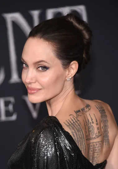 Prekrasna Angelina Jolie već više od dvadeset godina zapanjuje javnost svojim ljubavnim vezama, brakovima, razvodima, ali i spektakularno odglumljenim ulogama. Ipak, svi ju najviše pamte kao seksi zavodnicu koju je svijet zamrzio zbog toga što je navela Brada Pitta da ostavi Jennifer Aniston. No, iako se susrela s mnogim kritikama na račun svog načina života, Angelina se nikada nije dala smesti te je do danas ostala vjerna svojim principima i odlukama. 