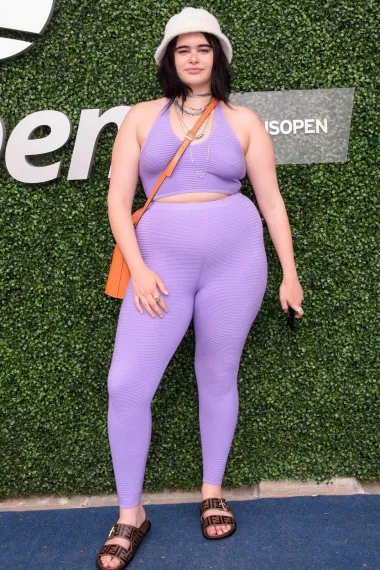 Vjerojatno prepoznaješ Barbie zbog njezine uloge Kat u seriji Euforija, ali ova 24-godišnja glumica također je i plus size model. S 2.8 milijuna pratitelja na Instagramu, jedna je od najvećih zagovornica tjelesne raznolikosti i popularnog termina 'body positivity'.
