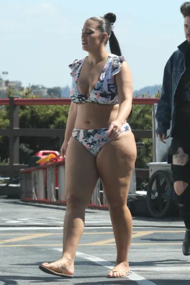 Američka plus size manekenka Ashley Graham bila je na naslovnici gotovo svih većih modnih časopisa, šetala revijama velikih modnih imena, snimala reklamne kampanje te svoj Instagram (na kojem ima 12.3 milijuna sljedbenika) svakodnevno koristi za promociju pozitivne slike o tijelu. Uz sve to, bila je gošća popularnog TED Talka, ima knjigu i svoje kolekcije donjeg rublja, kupaćih kostima i haljina.