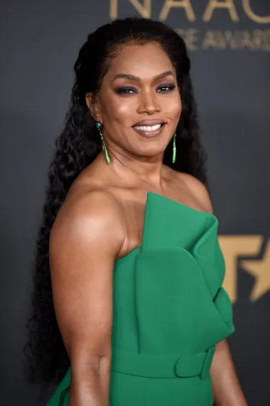 61-godišnja glumica Angela Bassett izgleda najmanje 20 godina mlađe. Prekrasna Angela navodno redovito vježba te se pravilno hrani, a pobornica je i brojnih kozmetičkih tretmana koji joj pomažu smanjiti vidljivost bora na licu. S obzirom na to koliko je privlačna čak i u sedmom desetljeću života, svakako bismo rekle da joj mnoge mlađe kolegice zavide. 