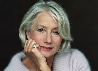 75-godišnja Britanka Helen Mirren je oskarovka koja se proslavila zahvaljujući svojim raskošnim oblinama. Dugo je bila smatrana seks simbolom, a danas je pak otmjena dama koja je nedavno pravno zabranila da se njezine fotografije u časopisima fotošopiraju. Odlučila je da treba stati na kraj holivudskom zahtjevu za vječnom mladošću te jednostavno pokazati kako se može dobro izgledati i u 8. desetljeću života, a bez silnih operacija. 