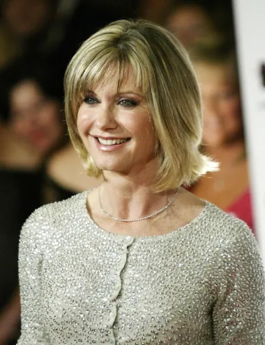 Glumica, pjevačica i kantautorica Olivia Newton-John ima 72 godine, a izgleda kao djevojčica. Ova simpatična plavuša širokog osmijeha najpoznatija je po ulozi u kultnom mjuziklu "Grease" iz 1978. u kojem je glumila i pjevala s Johnom Travoltom. Do danas je snimila 24 studijska albuma. Olivia je ostarila prirodno i dostojanstveno, a i dalje izgleda fenomenalno. 