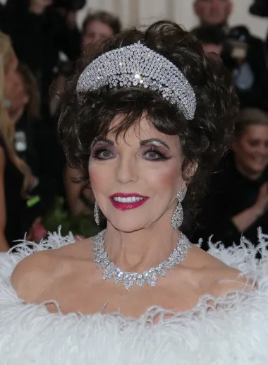 87-godišnja holivudska diva Joan Collins jedna je od najvećih glumačkih legendi 2o. stoljeća. Proslavila se u legendarnoj seriji "Dinastija", a bila je i Bond djevojka. Iako se opasno bliži 90. godini života, i dalje zrači seksepilom kao i u mladosti. Zanimljivo je da je jednom izjavila kako nikada nije spavala s muškarcem starijim od 42 godine te da je na svom putu do slave trebala proći kroz krevete svih holivudskih producenata. 