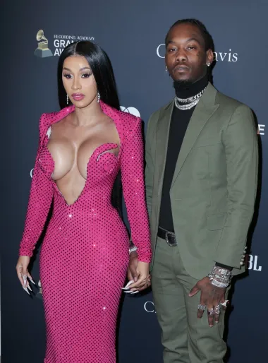 Bivša striptizeta i danas slavna reperica Cardi B poznata je po svojim ekstraseksi izdanjima i pomalo trashy outfitima, a ova je njezina haljina iz siječnja 2020. ostala zapamćena kao kultni Cardijin styling. Naglasila je njezine obline, a mnogi su komentirali kako su joj grudi skoro ispale iz ekstremno dubokog dekoltea. 