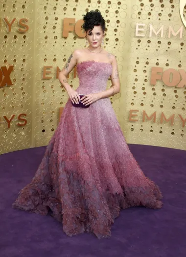 Pjevačica Halsey na dodjeli Emmy nagrada 2019. zasjala je u romantičnoj raskošnoj haljini ombre efekta u nježnim pink i lila tonovima. Napravljeno od sjajnih ljuskica, ova haljina podsjećala je na izgled sirena te je pjevačici divno naglasila struk. 