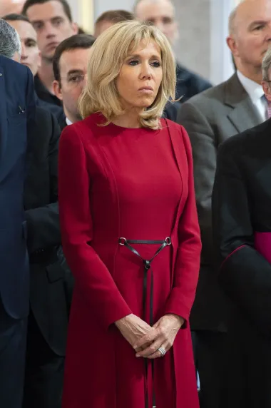 Ljubavna priča aktualnog predsjednika Francuske i Brigitte Macron oduvijek puni stupce tabloida. U kratkim crtama dovoljno je reći da je od supruga starija čak 24 godine, kao i da su se upoznali u vrijeme kada je ona bila učiteljica u srednjoj školi koju je pohađao tada 15-godišnji Emmanuel Macron. U to doba ona je bila u braku, imala djecu, od kojih je njezina kći Laurence išla s Macronom u isti razred.