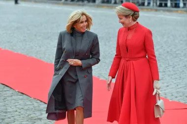 Modna izdanja Brigitte Macron često su meta kritika i pomno ih promatraju stručnjaci diljem svijeta, no rijetko kada pronađu im neku veću manu. Prva dama Francuske specijalizirala se za nošenje elegantnih kaputa, kostima i haljina te općenito nije sklona modnom eksperimentiranju. Ovo je jedan od njezinih tipičnih outfita. 