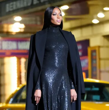 "Crna pantera" mode, neponovljiva Naomi Campbell, danas ima 50 godina, a i dalje izgleda senzacionalno. Vrhunac karijere doživjela je ranih 1990-ih kada je zajedno s Claudijom Schiffer, Lindom Evangelistom, Cindy Crawford i Christy Turlington bila najpoznatiji i najbolje plaćeni top-model. Danas se još uvijek pojavljuje na modnim pistama. Poznata je po problematičnom i ekstravagantnom ponašanju kakvo priliči pravoj divi. 