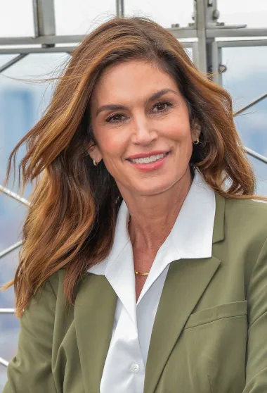 55-godišnja Cindy Crawford definitivno je jedno od manekenskih lica koje automatski povezujemo s erom 90-ih. Njezino predivno tijelo i izražajne oči doveli su se ja na naslovnice svih prestižnih modnih časopisa, kao i u naručje nekih od najvećih zavodnika Hollywooda. Danas Cindy ima dvoje djece te je više od 20 godina u sretnom braku. Njezina kći Kaia krenula je njezinim stopama te se također bavi modelingom. 