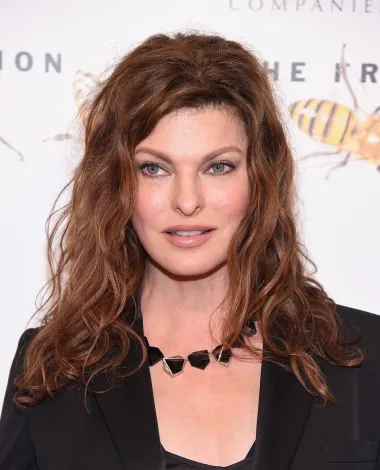 Linda Evangelista je kanadska manekenka koja danas ima 55 godina. Jedna je od najuspješnijih i najutjecajnijih modela svih vremena, te je zasjala na preko 700 naslovnica časopisa širom svijeta. Najpoznatija je po tome što je bila dugogodišnja muza fotografa Stevena Meisela kao i po izjavi: "Ne budim se za manje do $10,000 dnevno." Drži rekord za višestruke pojave na naslovnici časopisa Vogue Italia. 