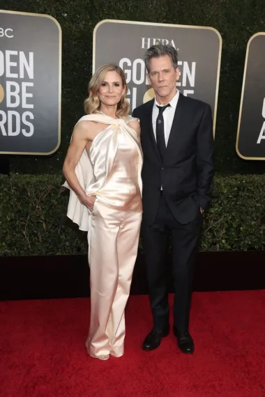 Kyra Sedgwick i Kevin Bacon u braku su više od 30 godina, a  i danas ih se smatra jednim od najslađih celebrity parova u povijesti show businessa. U sretnom su braku od 1988., a kada su se upoznali i kasnije vjenčali nisu imali pojma da su zapravo - u krvnom srodstvu. Naime, par je sudjelovao u jednoj emisiji koja se bavi DNK analizama, a njihova im je pokazala da su rođaci u devetom koljenu. Obzirom da se ipak radi o daljnim rodbinskim vezama, to nije poljuljalo njihov brak niti promijenilo odnose. Dobili su i dvoje djece. 