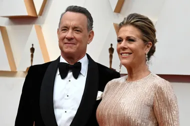 Rita Wilson i Tom Hanks u braku su od 1988. godine, a danas ih mnogi smatraju najstabilnijim parom s crvenih tepiha. Oduvijek su si bili potpora te su iznova i iznova dokazivali koliko se vole. Njihova ljubavna priča započela je još 1985. godine, na setu filma "Volonteri", dok je Tom Hanks još uvijek bio u braku sa Samanthom Lewes, njegovom ljubavi s fakulteta, s kojom je dobio dvoje djece. Kemija između Hanksa i Rite Wilson bila je prejaka, a iako nije bio ponosan na to što je prevario suprugu, zatražio je razvod i godinu kasnije uplovio u bračnu luku s Ritom.