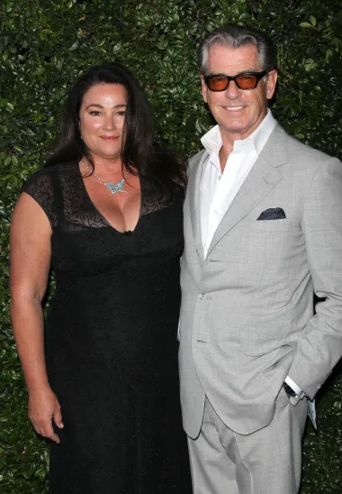 Pierce Brosnan i Keely Shaye su u bračnim vodama više od 20 godina, a zaljubili su nakon što upoznali na plaži u Meksiku 1994. godine. U braku su dobili dva sina Dylana i Parisa. Bivši James Bond izgubio je prvu suprugu Cassandru Harris koja je umrla od raka. Kasnije se suočio s još jednom tragedijom kada je njegova kći Charlotte izgubila životnu bitku 2013. godine. Iz prvog braka glumac ima još dva sina Chrisa i Seana.