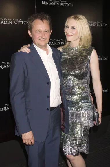Cate Blanchett i Andrew Upton su u braku skoro 25 godina, a o mužu slavne oskarovke zapravo se i malo toga zna. Blanchettin muž je dramaturg i scenarist, a upoznala ga je 1996. dok je nastupala u produkciji Čehovljeva &quot;Galeba&quot;. No, to ipak nije bila ljubav na prvi pogled. &quot;On je mislio da se držim po strani, a ja da je on arogantan&quot;, rekla je kasnije Blanchett. Par se vjenčao 29. prosinca 1997. Imaju tri sina: Dashiell John rođen je 3. prosinca 2001., Roman Robert 23. travnja 2004., a Ignatius Martin 13. travnja 2008. Također su 2015. posvojili i kćerkicu.