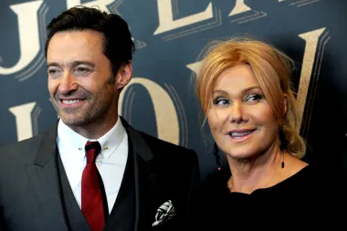 54-godišnji Hugh Jackman i njegova 13 godina starija supruga Deborra-Lee Furness često su na meti kritika zbog toga što mnogi smatraju kako je miljenik žena mogao imati bilo koju ljepoticu, a on je odabrao samozatajnu Deborru-Lee. Hugh je naime od 1996. u braku s kolegicom Deborrom-Lee Furness. Sreli su se godinu dana ranije na setu serije &quot;Correlli&quot;, u kojoj su igrali glavne uloge. On je bio u ranim 20-ima, a ona je 13 godina starija od njega. Imaju i dvoje posvojene djece. 