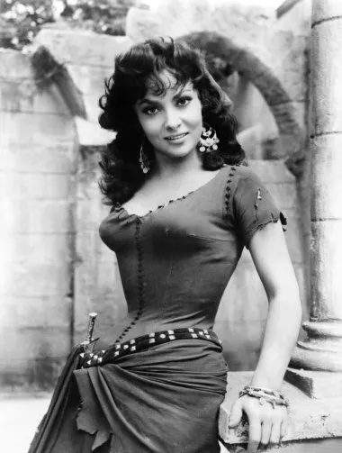 Prekrasna brineta Gina Lollobrigida odrasla je u siromaštvu i neimaštini, no probila se do Hollywooda i u konačnici živjela život pun glamura i luksuza. 1947. se prijavila na natjecanje za Miss Italije.  Iako je publika najburnije pozdravila upravo njezin izlazak na pistu, na tom je natjecanju osvojila treće mjesto. Ipak, Ginina raskošna ljepota nije ostala nezamijećena: odmah je počela dobivati filmske ponude. Bilo je to ne samo doba kad su talijanski redatelji masovno uzimali naturščike, to jest neškolovane glumce i glumice, već i poratno vrijeme  kad je talijanska filmska industrija doživjela najveći procvat. Tako se Gina probila prvo na talijanski film, a onda postala i holivudska zvijezda.