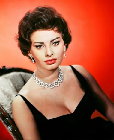 Sophia Loren, pravim imenom Sofia Villani Scicolone, talijanska je glumica i dobitnica Oscara, koja je u 1960-ima stekla svjetsku slavu. Danas ju se smatra apsolutnim utjelovljenjem talijanske ljepote. Kao dijete smatrala se ružnom djevojkom, ali je kasnije izrasla u ljepoticu. Sophia je već s 15 godina otišla tražiti filmske uloge u Rimu, a s plaćom od posla kao model za ilustrirane romantične priče uzdržavala je svoju obitelj. Kasnije se probila do Hollywooda i ostvarila zavidnu karijeru. Nekoliko puta je proglašena naljepšom ženom svijeta. 