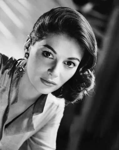 Anna Maria Pierangeli, poznatija po umjetničkom imenu Pier Angeli, bila je talijanska filmska glumica, poznata po nastupu u nekoliko zapaženih filmova, ali također i po privatnom životu koji je uključivao kratkotrajnu ljubavnu vezu sa znamenitim hollywoodskim glumcem Jamesom Deanom. Pierangeli se rodila na Sardiniji, a karijeru je započela nakon što ju je poznati režiser Vittorio De Sica angažirao za svoj film "Domani è troppo tardi". Nedugo nakon toga su je zapazili agenti studija MGM i doveli u Hollywood. Osim sa Deanom, bila je uljubavnoj vezi i s Kirkom Douglasom. 