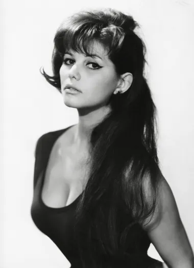 Talijanska glumica neizmjerne ljepote i egzotičnog izgleda, Claudia Cardinale, rođena je u Tunisu no odrasla u Italiji.  Karijeru je započela na natjecanju u ljepoti 1957., gdje je prva nagrada bila putovanje na filmski festival u Veneciji. Kasnije uzima sate glume u Rimu, a prve manje uloge dobiva već 1958. godine. U to vrijeme se u Italiji tražila filmska super zvijezda kao zamjena Sophiji Loren i Gini Lollobrigidi, koje su obje preselile u Hollywood.  Postaje zvijezda u Italiji, ali i izvan nje početkom 1960-ih, prvenstveno zahvaljujući ulogama u filmovima "8½ " i "Bilo jednom na Divljem zapadu". 