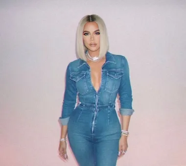 Poznatu pripadnicu Kardashian klana, Khloe, mnogi ne bi prepoznali prije deset godina i sad akao istu osobu. Khloe je dugo bila smatrana "ružnim pačetom" među Kardashian sestrama pa je odlučila takvom svom imidžu stati na kraj. Podvrgla se brojnim plastičnim operacijama, ali i dijetama i programima vježbanja te je kroz godine uspjela u potpunosti transformirati svoje tijelo. 