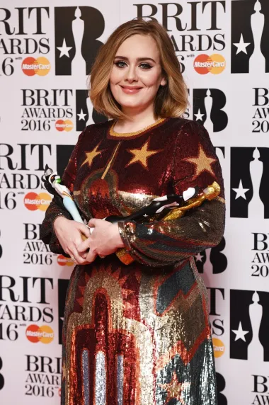 Britanska diva divnog glasa od početka karijere poznata je kao bucka koju je svijet obožavao. Njezino lijepo lice i izražajne oči činile su je ljepoticom neovisno o broju na vagi, ali Adele se očito nakon deset godina na sceni odlučila na promjenu pa je izbacila nezdrave sokove, gazirana pića i junk food iz prehrane. Počela je vježbati, a danas izgleda doista vitko. 