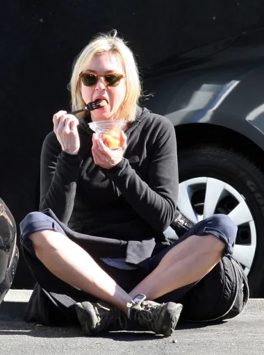 Renee Zellweger se proslavila ulogom u kultnoj komediji "Dnevnik Bridget Jones" i to kao slatka debeljuca. Za tu je ulogu po kojoj ju svi pamte nabila preko 15 kilograma, a kasnije je priznala da joj je bilo mučno skidati nakupljene kilograme. Zato je za snimanje trećeg dijela filma o Bridget Jones odbila ponovno se udebljati za ulogu. 