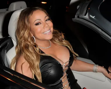 Slavna američka pjevačica Mariah Carey rođena je 27. ožujka 1970. godine. Jedna je od najuspješnijih glazbenica u povijesti, a njezinih je čak 18 hitova bilo na vrhu Billboardove ljestvice. Ova poznata Ovnica, osim po glazbi, znana je i po burnom ljubavnom životu, a svake godine zarađuje lude cifre zbog hita "All I Want for Christmas." Strastvena i ambiciozna, nije se dala smesti te je od siromašne djevojke ostala milijarderka. Sama je jednom rekla kako je od djevojke s jednim parom cipela došla do statusa žene s tisuću pari cipela. 