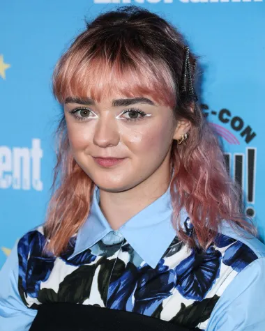 Britanska glumica Maisie Williams zvijezda je legendarne fantasy serije "Igra prijestolja", a danas su joj tek 24 godine. Svoje tinejdžersko razdoblje provela je na setovima snimajući tu seriju, ali i puneći svoj bankovni račun. Nakon završetka serije, Maisie se okrenula ulogama u filmu, a trenutno uživa i u sretnoj vezi s Raubenom Selbyjem. Mnogima je upravo ona bila omiljeni lik "Igre prijestolja". 