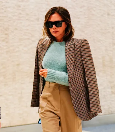 Slavna je Ovnica i Victoria Beckham koja doista već na prvu djeluju kao zaštitno lice ovog znaka. Borbena, odlučna, strastvena - takva je prema horoskopu ova poznata bivša pjevačica i modna dizajnerica. Rođena je 17. travnja, a njezin suprug David Beckham rođen je ubrzo nakon nje, 2. svibnja, ali po horoskopu je Bik. Victoria je dokaz kako žene Ovnice imaju jako puno stila te uvijek besprijekorno izgledaju. 