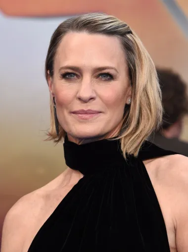 55-godišnja uspješna glumica Robin Wright proslavila se kao djevojka u sapunici "Santa Barbara" u kojoj je glumila lik Kelly Capwell. Od svojih je televizijskih početaka prošla dalek put, pa se pojavila i u uspješnicama poput "Kuće od karata" i "Forrest Gump". Najpoznatija je ipak po svojim televizijskim ulogama, za koje je bila nominirana za čak 8 Emmy nagrada, a osvojila je i Zlatni globus. Tri puta se udavala, a najslavniji muž svakako joj je bio Sean Penn. 