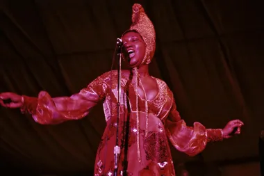 Rođena 25.3.1942., Aretha Franklin rođena je u znaku Ovna, a svojom je nevjerojatnom karijerom dokazala snagu svoje volje, ali i neizmjeran talent. Bila je najslavnija američka soul pjevačica,  a od rane dobi poučavale su je zvijezde gospela kao što su Mahalia Jackson i Clara Ward. Koncem šezdesetih Aretha je bila na vrhuncu svoje stvaralačke moći. Pjesme poput "Respect" i "Chain Of Fools" preko noći su postale klasika. Unatoč osobnim problemima, 1968. snimila je jedan od najimpresivnijih soul albuma tog razdoblja - "Lady Soul" koji do danas ostaje remek-djelo.