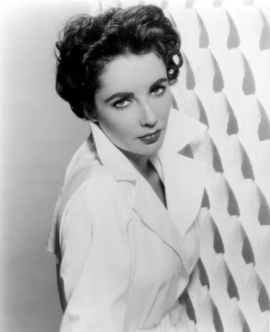 Slavna zavodnica ljubičastih očiju, neponovljiva Liz Taylor, udavala se čak 8 puta i to čak 2 puta za Richarda Burtona. Njezinoj ljepoti malo je koji muškarac mogao odoljeti, a poznat je i slučaj kada je svojoj najboljoj prijateljici Debbie Reynolds preuzela supruga te započela aferu s njim. Radilo se o Eddie Fisheru, pjevaču. Fisher je bio zaluđen s Taylor te je zbog nje ostavio suprugu i dvoje djece, a priča je završila tako da su se Elizabeth i Debbie pomirile te zakopale ratne sjekire. Taylor se i udala za Fishera, no brak je potrajao samo 5 godina jer je i njega prevarila s Richardom Burtonom. 